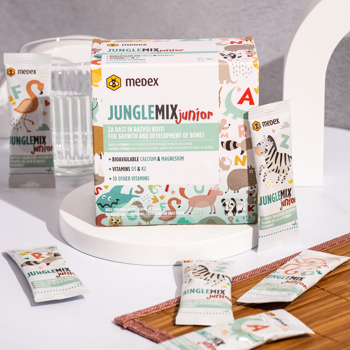 medexov junglemix junior z dodanimi vitamini D3 in K2, kalcijem in magnezijem za rast in razvoj kosti v obliki praška