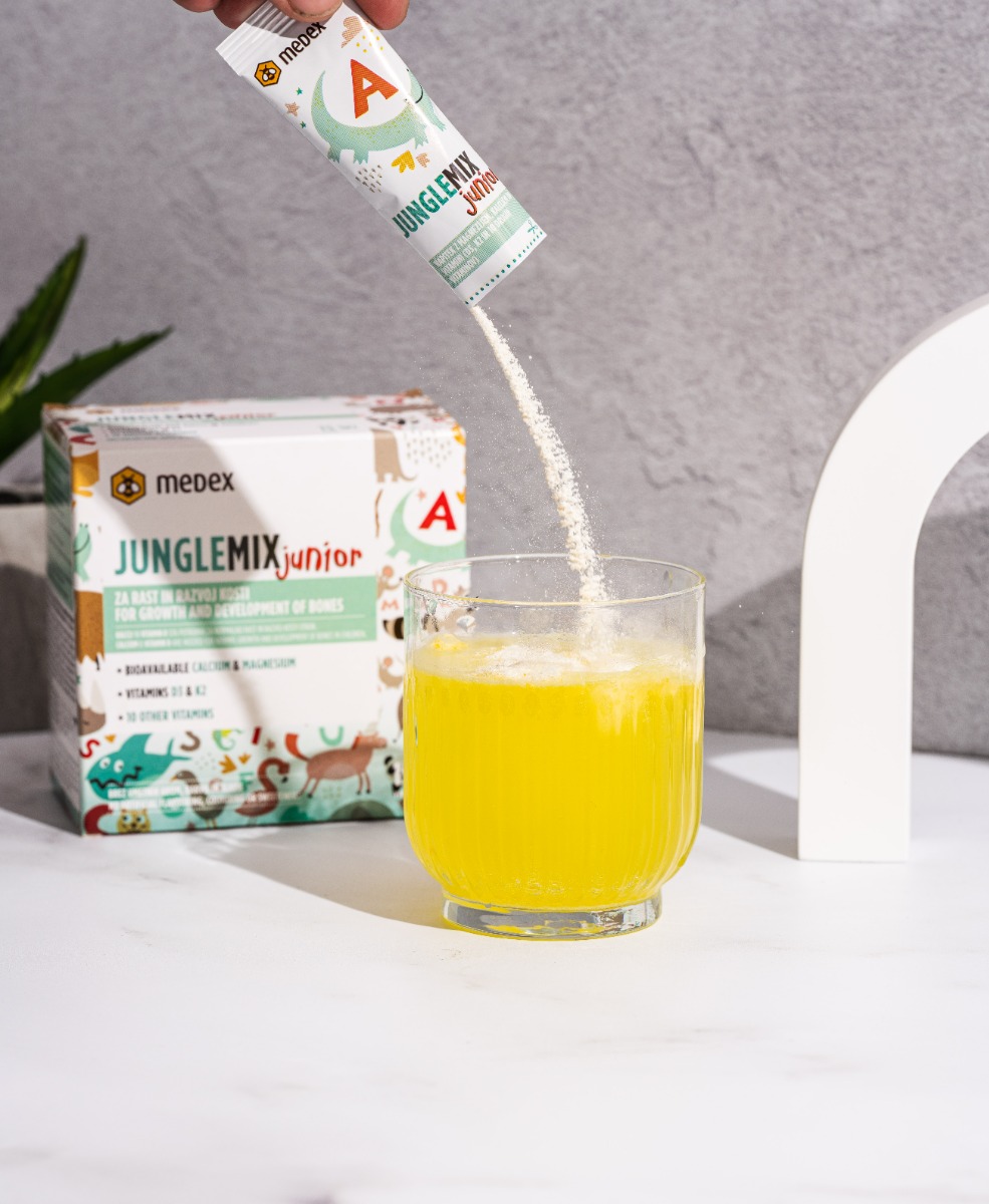 medexov prašek junglemix junior z dodanimi vitamini D3 in K2, kalcijem in magnezijem za rast in razvoj kosti